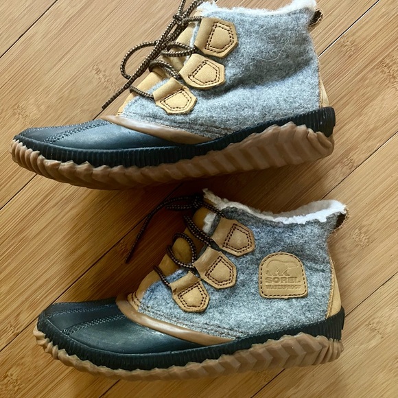 Sorel wool booties. - Picture 1 of 4